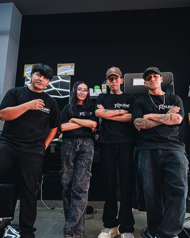 Barberos trabajando en Relevant